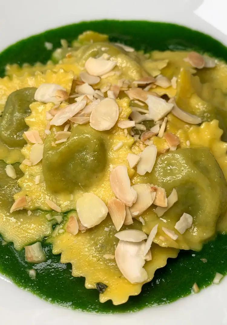 Ricetta Ravioli ricotta e spinaci su crema di spinaci e mandorle tostate di PAF