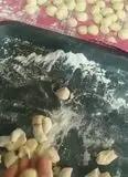 Immagine del passaggio 7 della ricetta Gnocchi al baccalà mantecati alla crema di pecorino su crema di zucchine