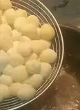 Immagine del passaggio 8 della ricetta Gnocchi al baccalà mantecati alla crema di pecorino su crema di zucchine