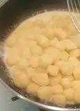 Immagine del passaggio 11 della ricetta Gnocchi al baccalà mantecati alla crema di pecorino su crema di zucchine