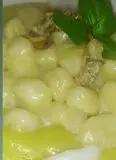 Immagine del passaggio 12 della ricetta Gnocchi al baccalà mantecati alla crema di pecorino su crema di zucchine