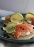 Immagine del passaggio 4 della ricetta Bliny con crema di cipollotto, salmone e lime