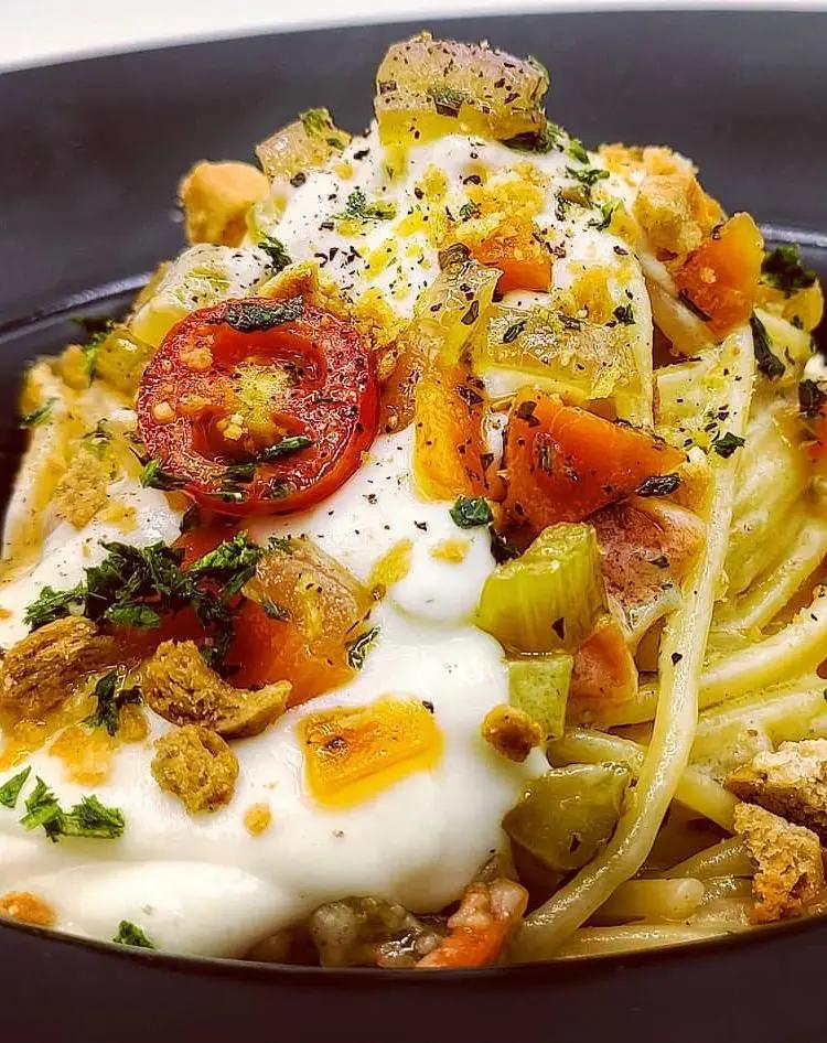Ricetta Spaghetti con verdure saltate, crema di parmigiano e tarallo  di ilrestomangia