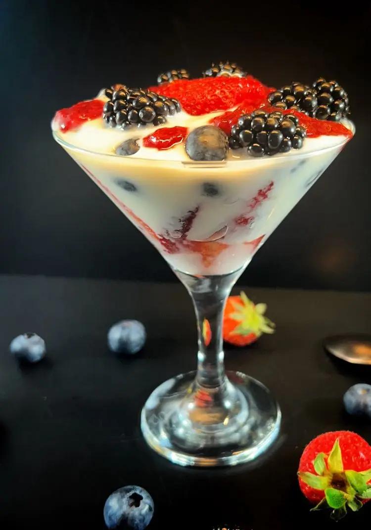Ricetta Coppa di yogurt greco con frutti piccoli e coulis di fragola 🍓 di renacooking