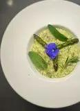 Immagine del passaggio 1 della ricetta Risotto con asparagi, salvia e fiori di rosmarino!