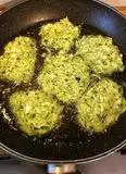 Immagine del passaggio 4 della ricetta Kolokithokeftedes - Frittelle di Zucchine e Formaggio Feta