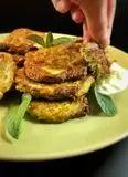 Immagine del passaggio 6 della ricetta Kolokithokeftedes - Frittelle di Zucchine e Formaggio Feta