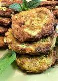 Immagine del passaggio 7 della ricetta Kolokithokeftedes - Frittelle di Zucchine e Formaggio Feta