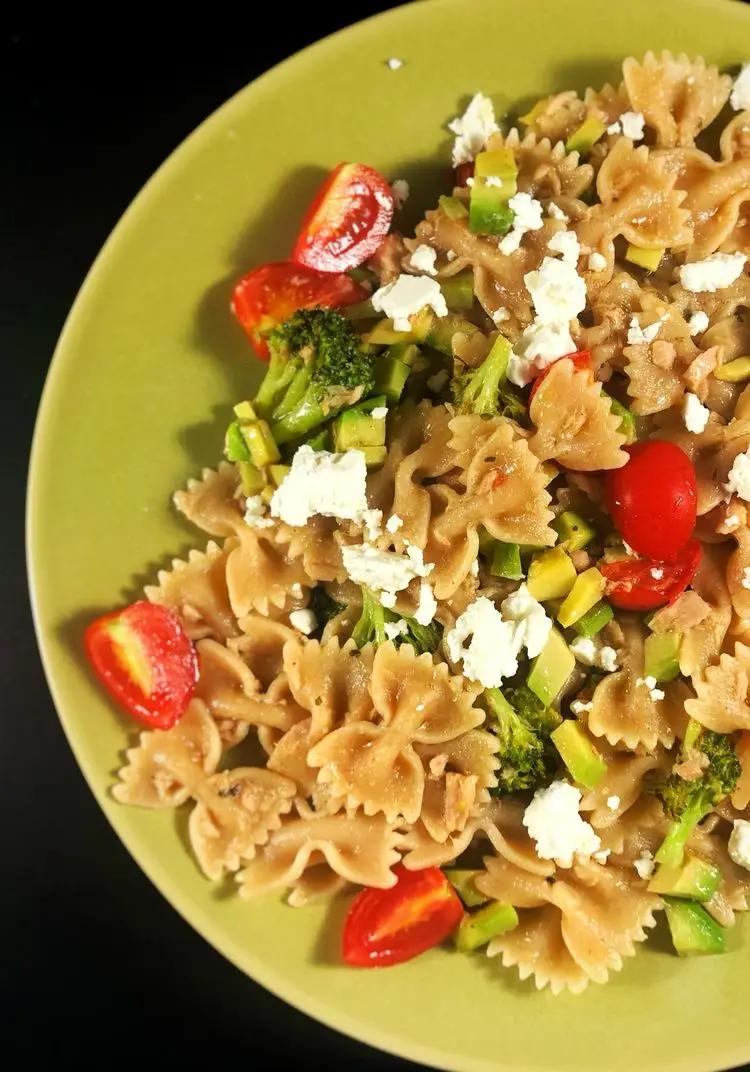 Ricetta Farfalle Integrali Bio con Pomodorini, Avocado, Broccoli, Formaggio Feta e Tonno di renacooking