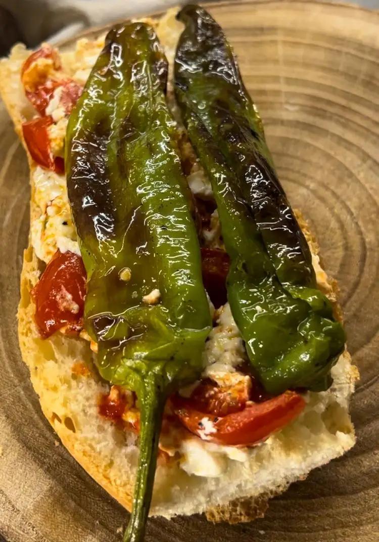 Ricetta Ciabatta con Peperoni Friggitelli Fritti  & Pomodorini e Feta al Forno di renacooking