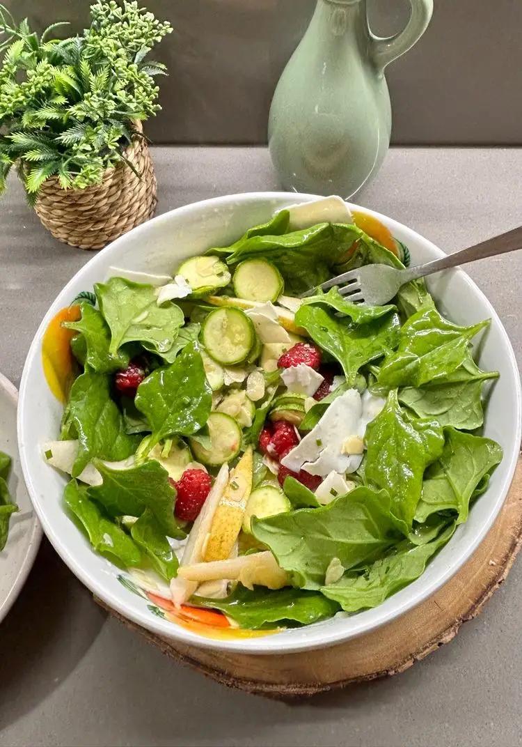 Ricetta Insalata di Tetragonia con Zucchine, Pere, Lamponi, Formaggio, Scaglie di Mandorle & Vinaigrette al Lime di renacooking