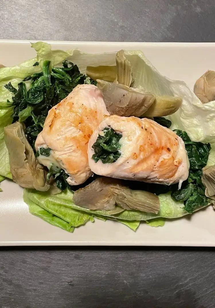 Ricetta Involtini di petto di pollo con spinaci e scamorza, serviti con spinaci, carciofi e una foglia di insalata iceberg di Past_icciareincucina