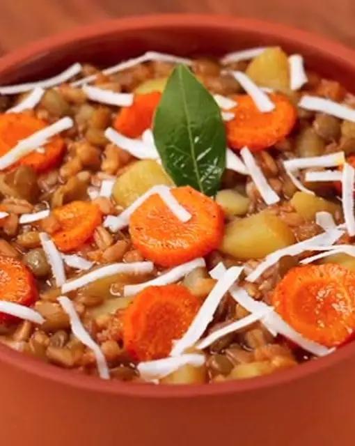 Ricetta Zuppa di Farro e lenticchie con carote, patate e ricotta salata di altacucina