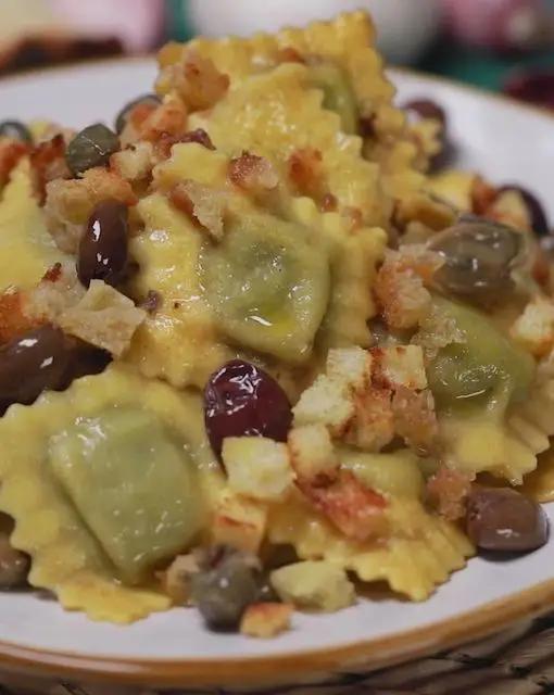 Ricetta Ravioli ricotta e spinaci con alici, olive, capperi e mollica croccante di PAF