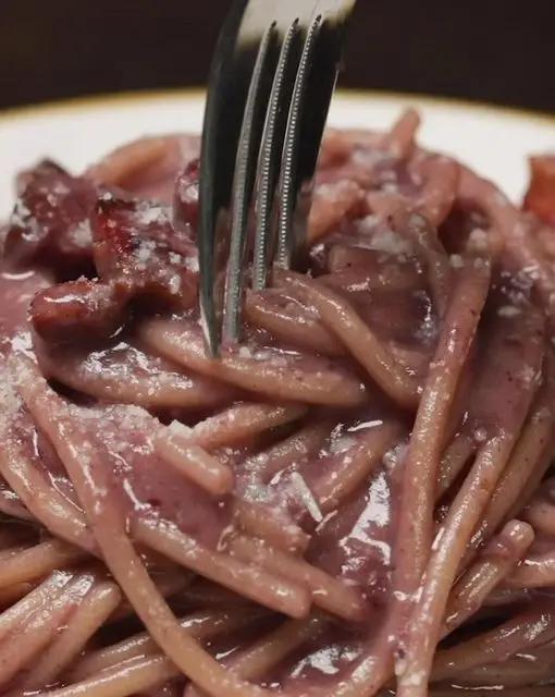 Ricetta Spaghettoni al vino rosso con pecorino e pancetta di altacucina