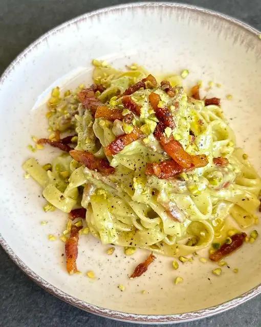 Ricetta Tagliatelle Garofalo con fonduta di taleggio al pistacchio e pancetta affumicata di pastagarofalo