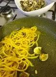 Immagine del passaggio 3 della ricetta Spaghetti vongole zafferano e pinoli