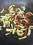 Immagine del passaggio 1 della ricetta Bavete speck zucchine e zafferano