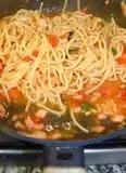 Immagine del passaggio 3 della ricetta Spaghetti con salmone affumicato e pomodorini