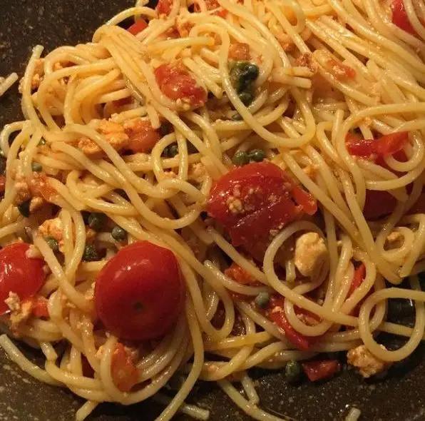 Ricetta Spaghetti al pomodoro fresco al sapore di capperi di katiacusano3