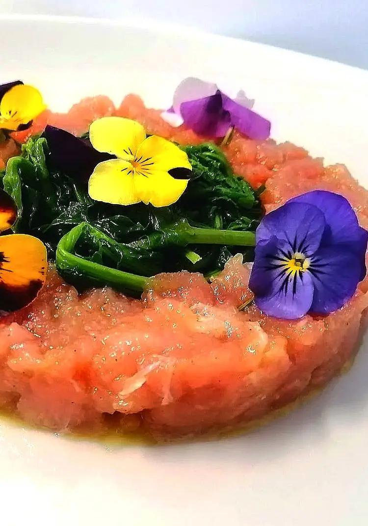 Ricetta Tartare di tonno rosso, con friarielli e misticanza di fiori eduli di massimilianopalma83
