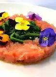 Immagine del passaggio 1 della ricetta Tartare di tonno rosso, con friarielli e misticanza di fiori eduli