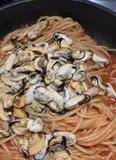 Immagine del passaggio 9 della ricetta Spaghetti al sugo di cozze 