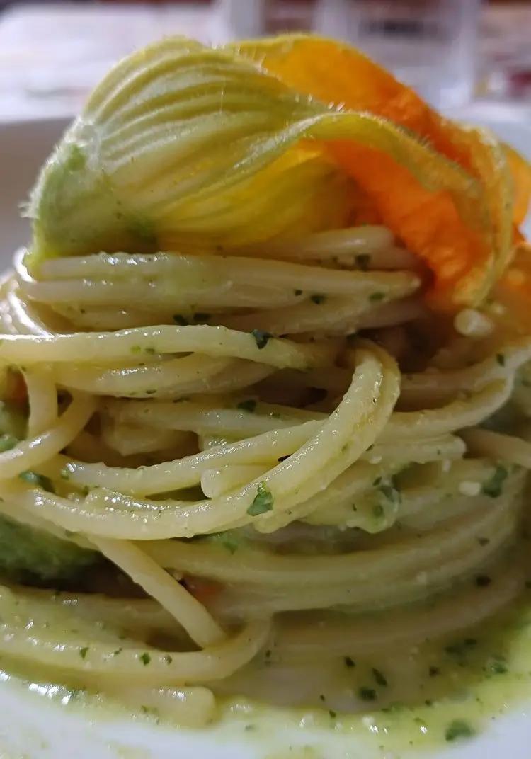 Ricetta SPAGHETTI CON PESTO DI ZUCCHINE E FIORI DI ZUCCA di lacucinadiLiu