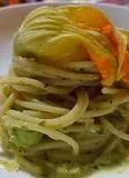 Immagine del passaggio 4 della ricetta SPAGHETTI CON PESTO DI ZUCCHINE E FIORI DI ZUCCA