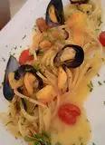 Immagine del passaggio 6 della ricetta Spaghetti con cozze e pomodorini datterini gialli e rossi.