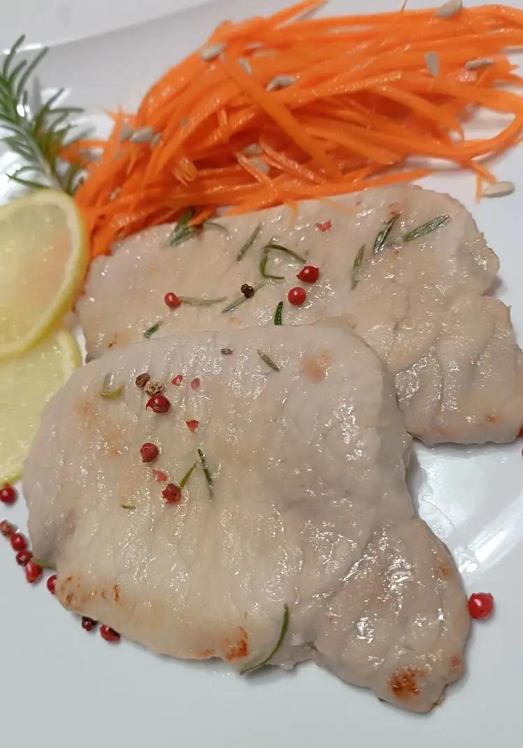 Ricetta Scaloppine di lonza di maiale con salvia rosmarino e pepe rosa. di nunziamarzocco