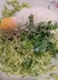 Immagine del passaggio 3 della ricetta Polpettine di zucchine con maionese al basilico