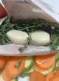 Immagine del passaggio 4 della ricetta Orata al cartoccio con zucchine e carote 🥕