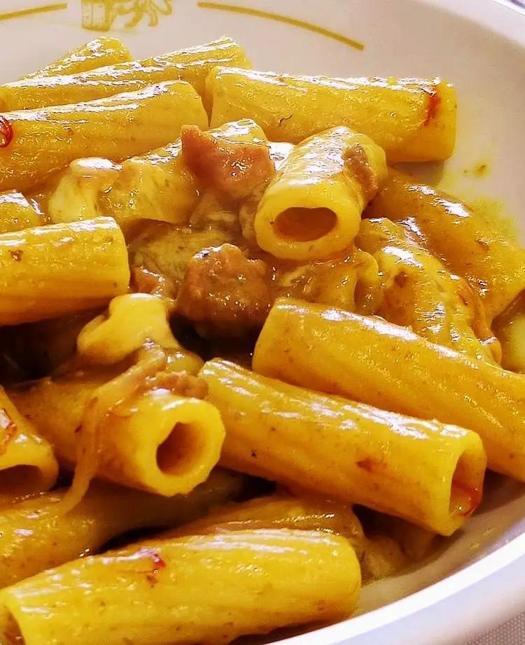 Ricetta "TORTIGLIONI CON SALSICCIA DI MAIALINO NERO, CREMA DI PATATE E FUNGHI CHIODINI,  SCAMORZA AFFUMICATA E ZAFFERANO TURCO". di ilninotto