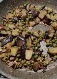 Immagine del passaggio 2 della ricetta Rigatoni con piselli melanzane e granella di mandorla in crema di zafferano.