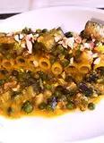 Immagine del passaggio 4 della ricetta Rigatoni con piselli melanzane e granella di mandorla in crema di zafferano.