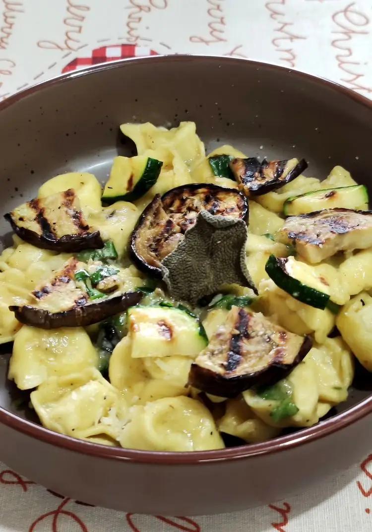 Ricetta Tortellini con melanzane e zucchine al burro fuso. di ilninotto