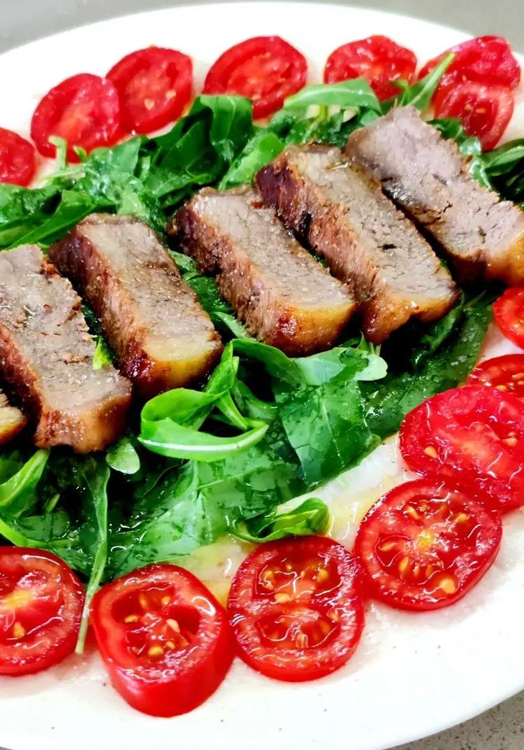 Ricetta Tagliata di bovino su letto di rucola e pomodori. di ilninotto