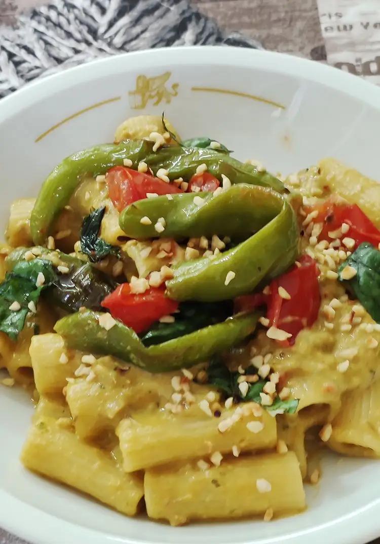 Ricetta Rigatoni con crema di friggitelli, pomodori e nocciole tostate. di ilninotto