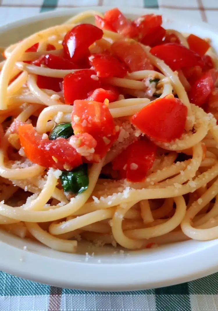 Ricetta Bucatini con pomodori crudi e parmigiano. di ilninotto