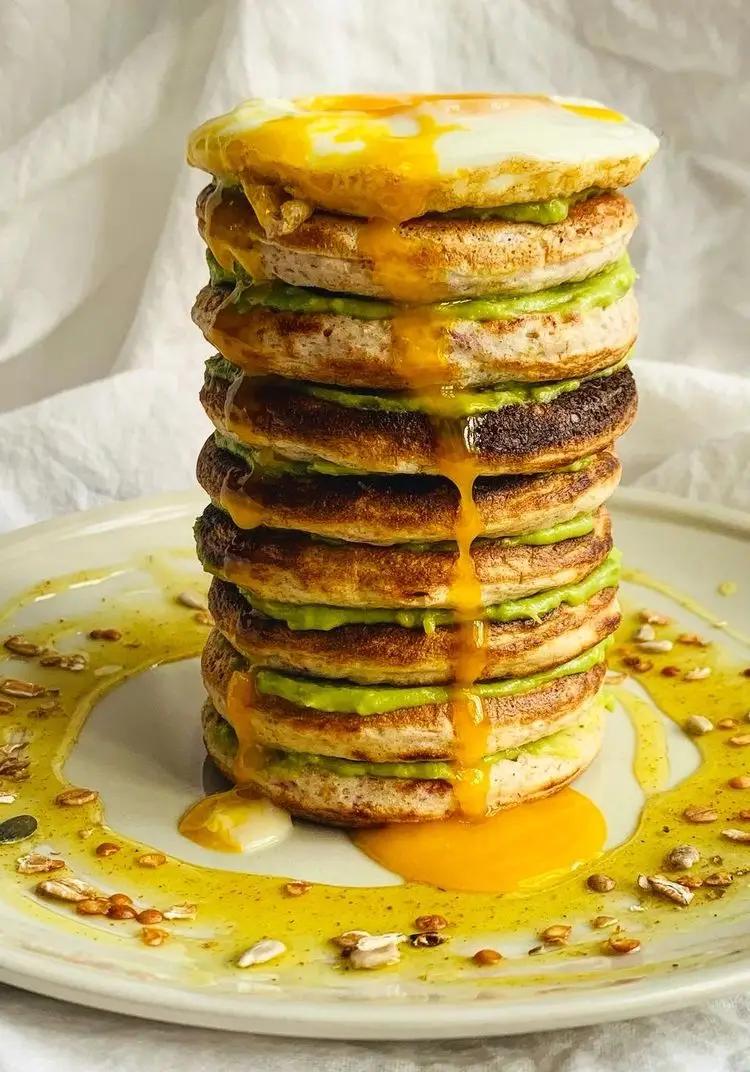 Ricetta Avo Pancakes salati alle Carote Viola con crema di avocado e uovo di joy.tahinaemirtilli