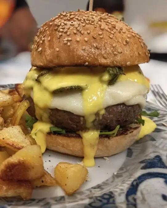 Ricetta 🍔Burger bun con rucola, hamburger 250 gr, provola feesca, chips di zucchine e salsa al mango🍔 di Serenaaifornelli