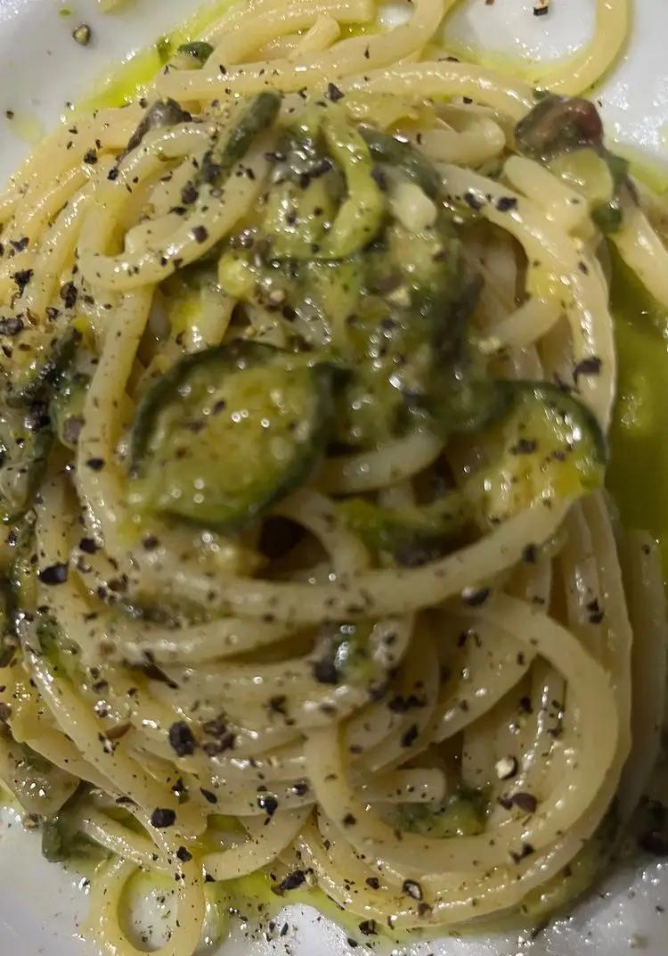 Ricetta Spaghettoni alle zucchine fritte con cacio e pepe di Mabyflavors