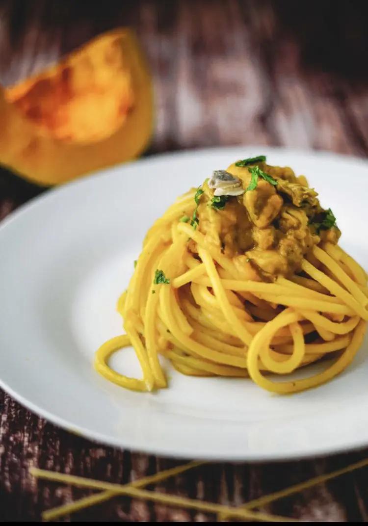 Ricetta Spaghettone in crema di zucca con le vongole di Manufoodwriter