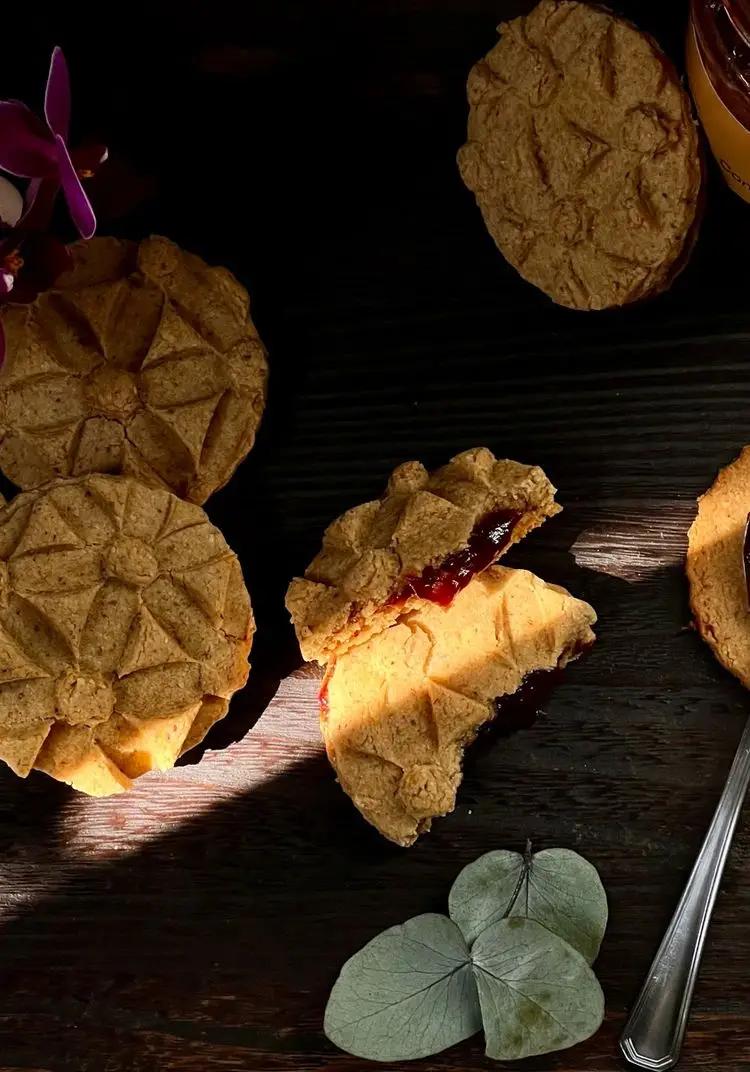 Ricetta Biscotti con farina d’avena farciti con confettura di fragole . di Deliziealternative