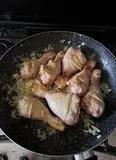 Immagine del passaggio 1 della ricetta Cosce di pollo cremose con zucchine e pachino