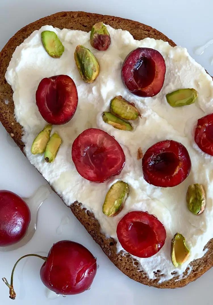 Ricetta Pane di segale con ricotta, miele, ciliegie e pistacchi di martinalasaluteincucina