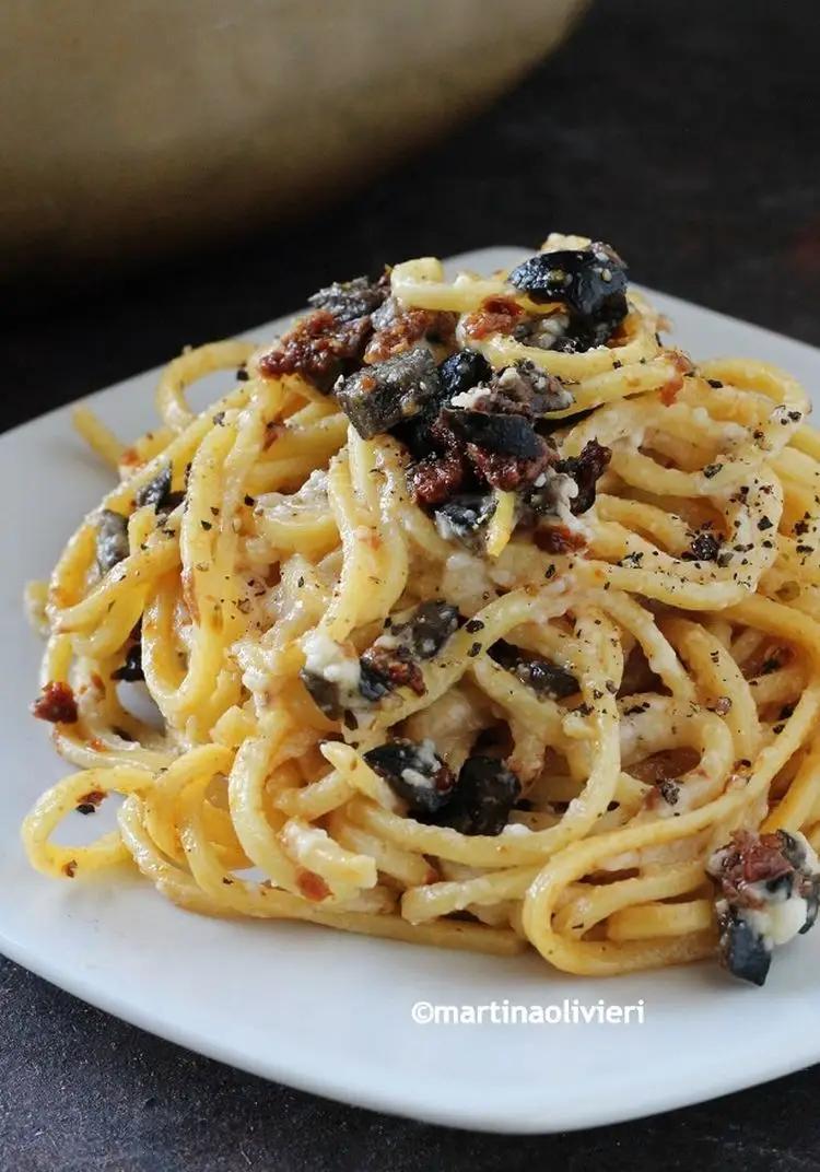 Ricetta Pasta cacio e pepe con olive e pomodori secchi di MartinaOlivieri