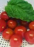 Immagine del passaggio 1 della ricetta Rigatoni pomodorini e basilico