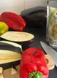 Immagine del passaggio 1 della ricetta Insalata di verdure svuotafrigo mais e olive 🍆🍆🫒🫒🫒🧅🍅🍆